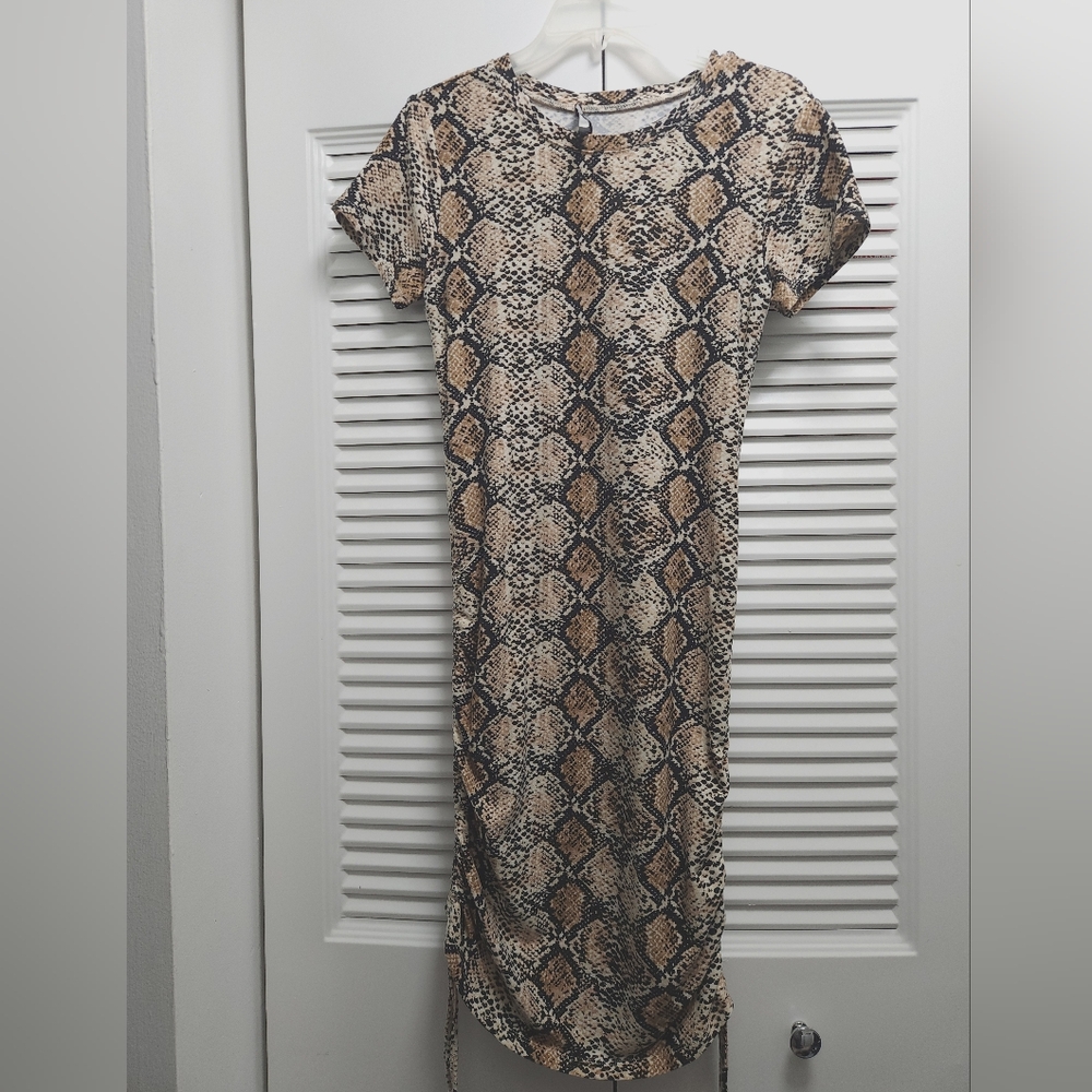Forever 21 Snakeskin Print Midi Dress Size M Ruched Side Bodycon Short Sleeve